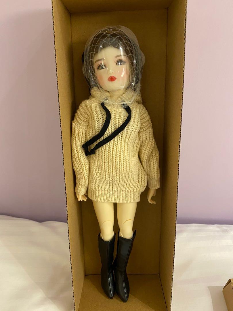 Ruby red doll （分類：手辦雕像）位於 Hong Kong。 由 missqlin 提交（商品編號 1080703856，圖片 3）。簡介： 原價$3000。