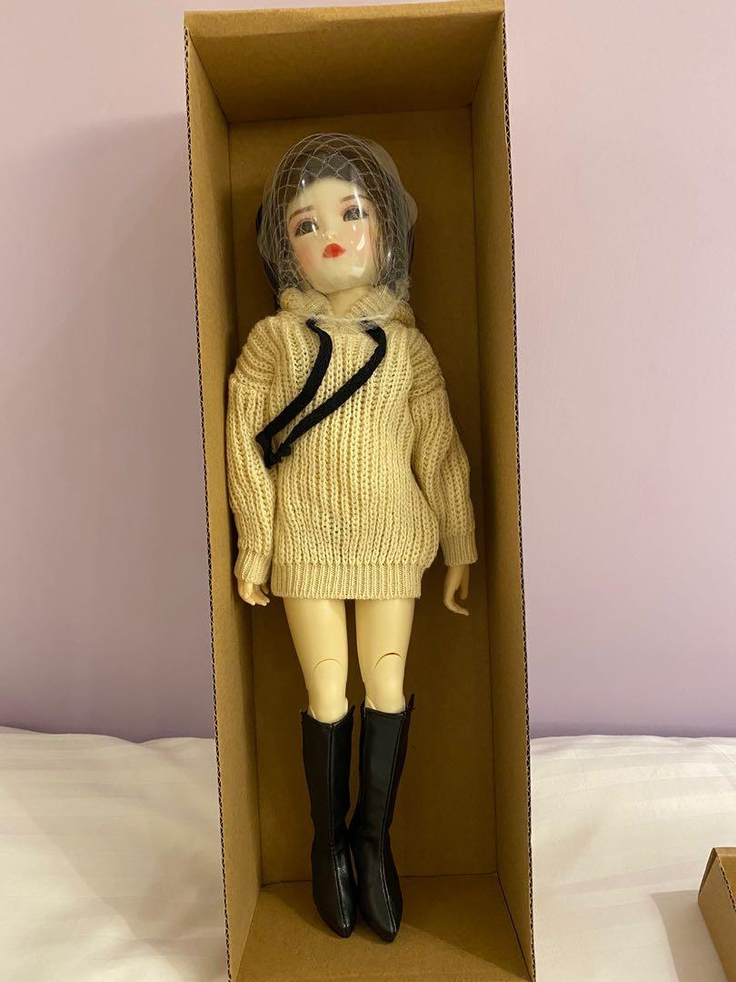 Ruby red doll （分類：手辦雕像）位於 Hong Kong。 由 missqlin 提交（商品編號 1080703856，圖片 1）。簡介： 原價$3000。