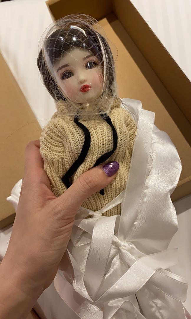 Ruby red doll （分類：手辦雕像）位於 Hong Kong。 由 missqlin 提交（商品編號 1080703856，圖片 2）。簡介： 原價$3000。