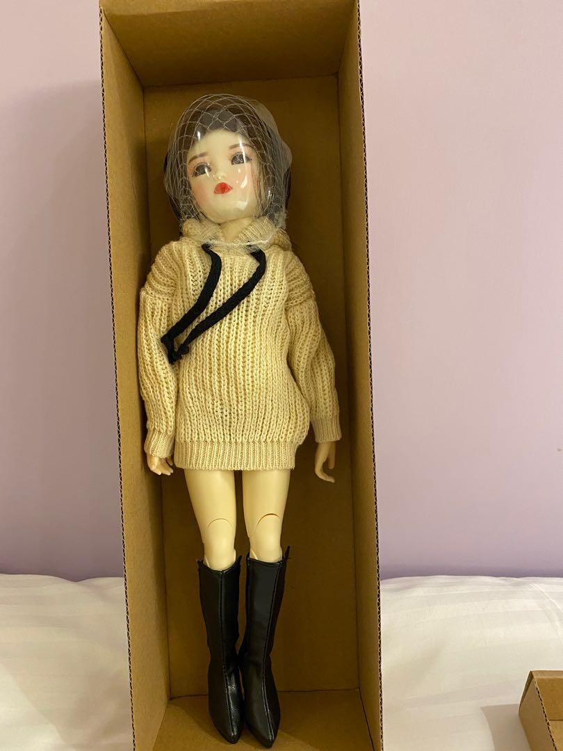 Ruby red doll （分類：手辦雕像）位於 Hong Kong。 由 missqlin 提交（商品編號 1080703856，圖片 4）。簡介： 原價$3000。