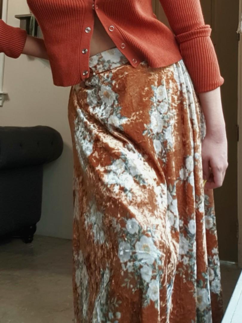 BRANDED Floral Velvet Midi (Category: Skirts) located in Calamba. Submitted by ysa.co (Listing ID 1078006728, Image 2). Description: japanese brand GU can fit m-l no damage.