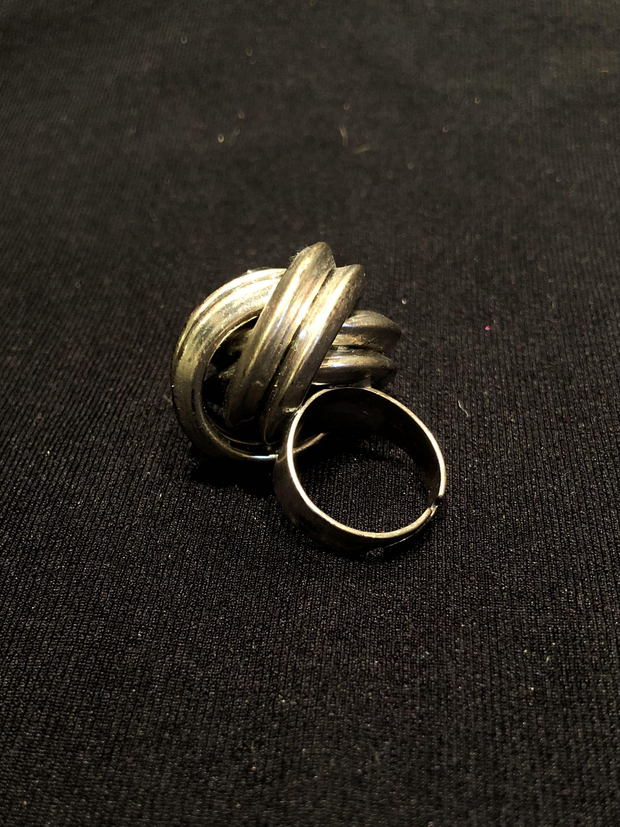 Vintage Chunky silver statement ring with grey gemstone (Category: Rings) located in Paranaque City. Submitted by julfz (Listing ID 1080900349, Image 3). Description: Adjustable ring size .