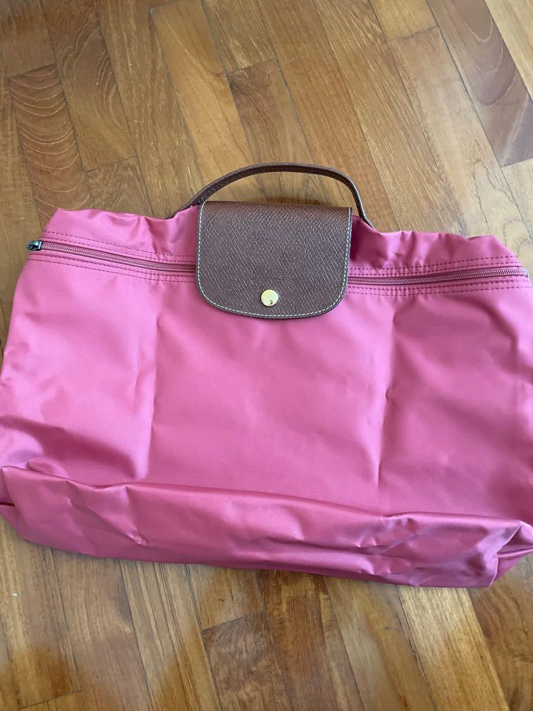 Document bag (Category: Bags & Wallets) located in Singapore. Submitted by weev (Listing ID 1080823919, Image 1). Description: Used once Laptop bag Condition : 10/10 .