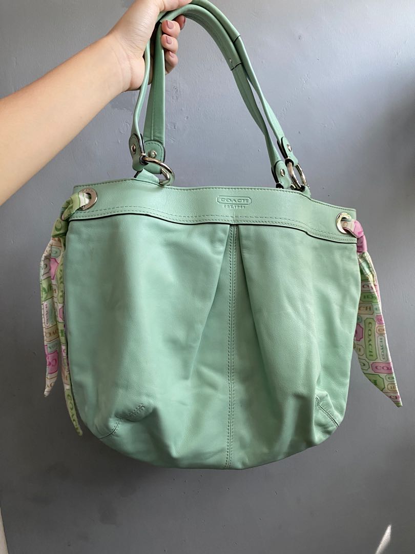 Original Coach Cowhide Leather Shoulder bag in Mint green Luxury