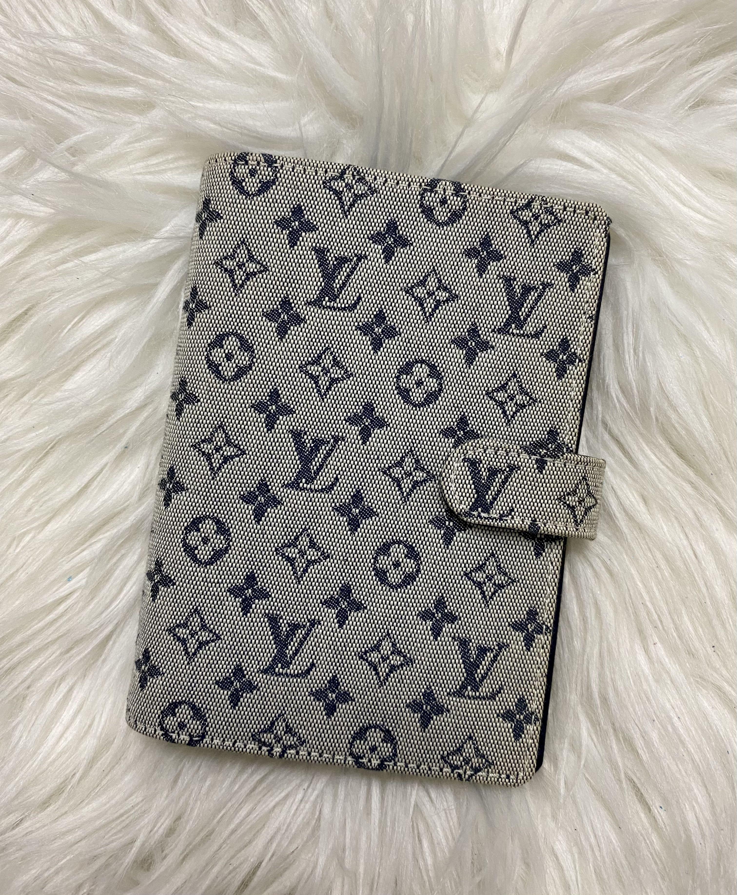 Authentic Louis Vuitton LV Monogram Mini Lin Agenda PM Notebook Cover (Category: Luxury Bags & Wallets) located in Makati City. Submitted by cindiorella (Listing ID 1081129434, Image 1). Description: 100% guaranteed authentic In good condition 🤍 No inclusions *cles key pouch is not included; for photo purposes only Details: Length: 10cm Height: 14.5cm.
