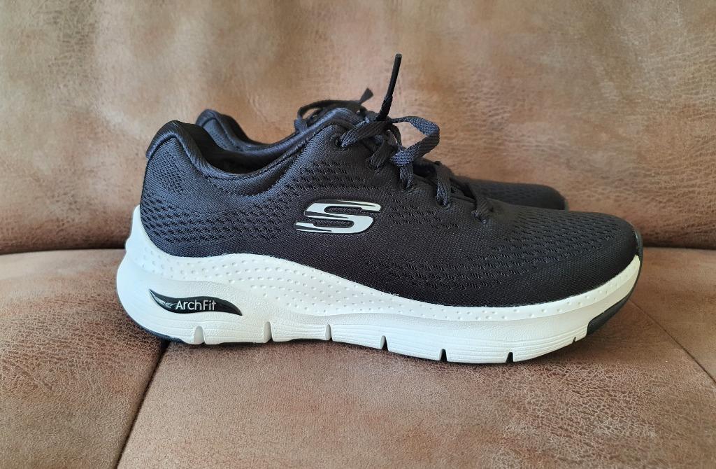 Black sketchers size 6