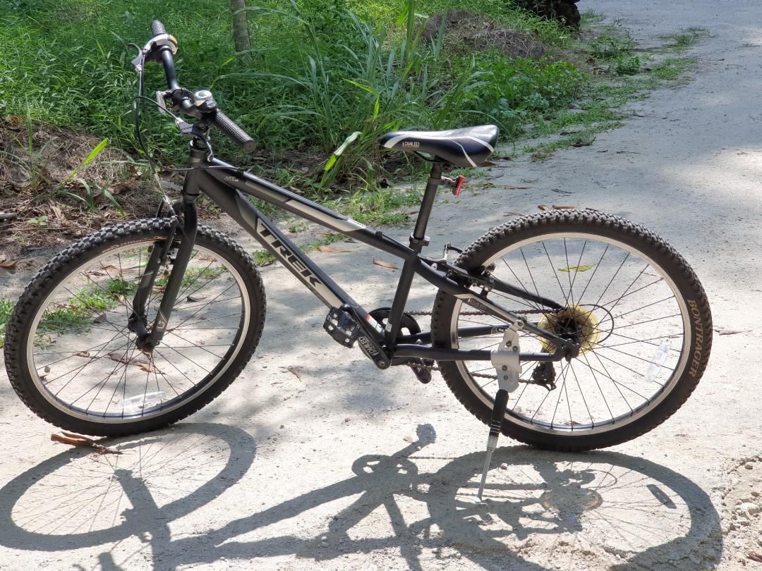 Trek MT 200 Kid s 24 Bicycle Sports Equipment Bicycles Parts Bicycles on Carousell