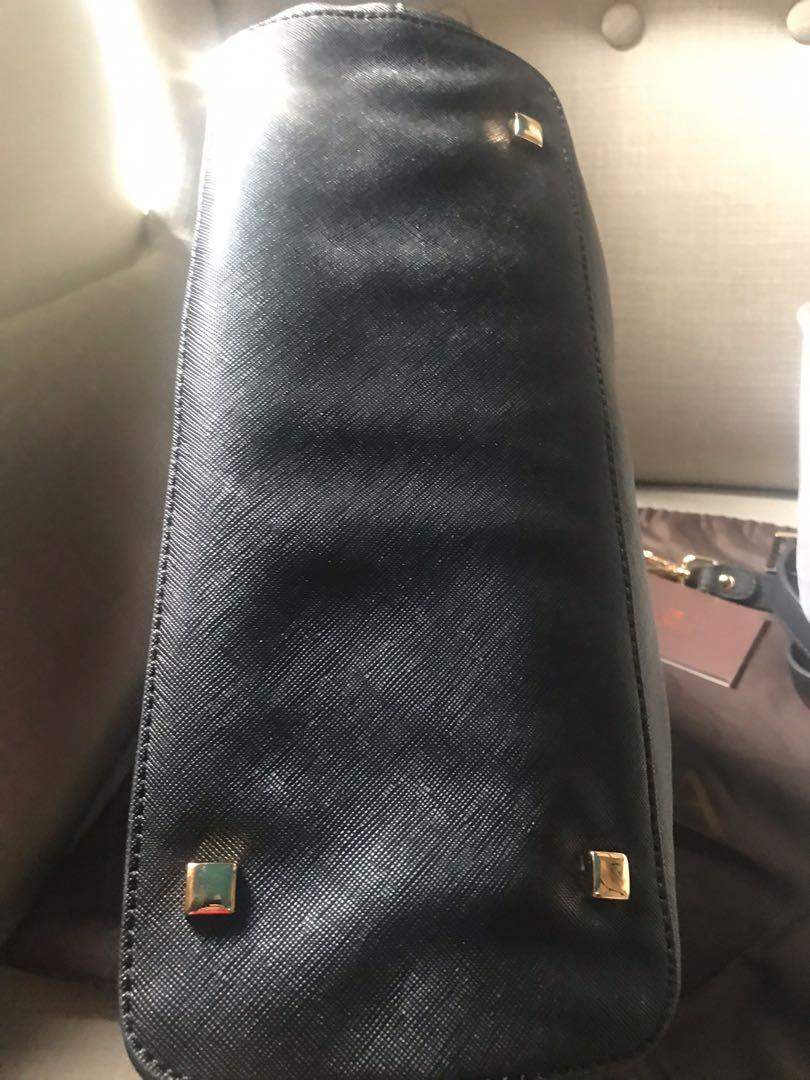 Qoo10 - Authentic bonia sling bag : Bag & Wallet
