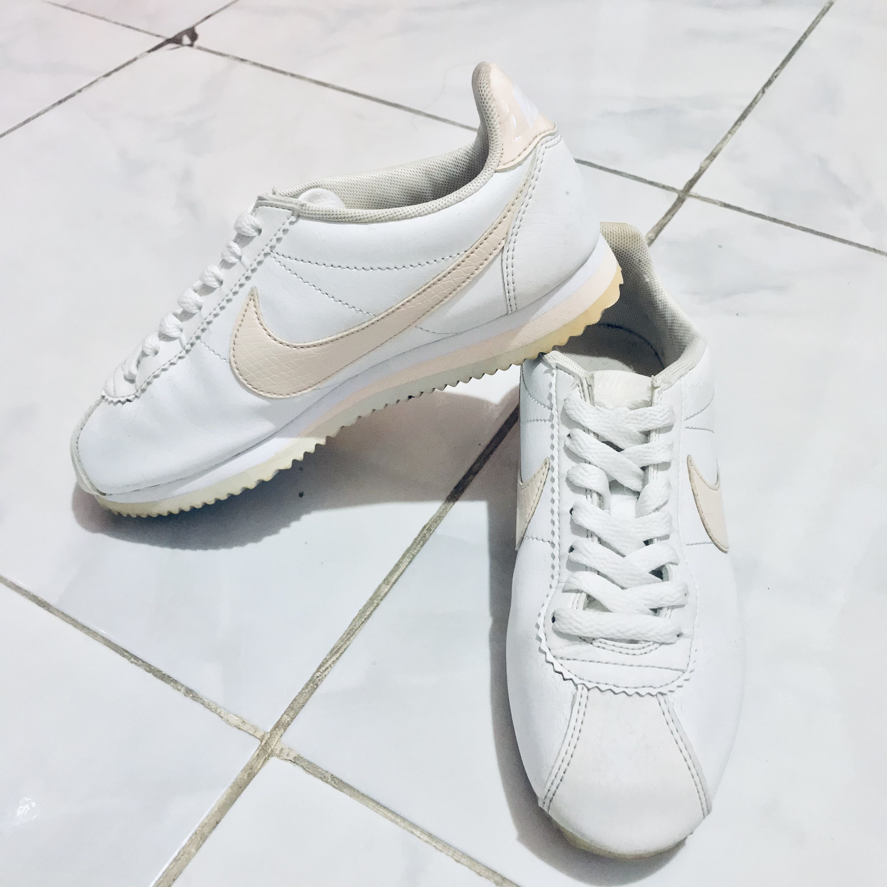 Nike cortez cream top