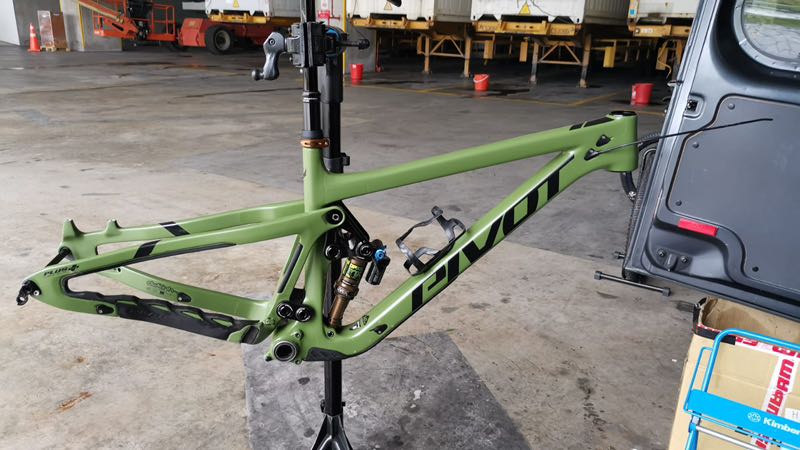 2021 Pivot switchblade carbon frameset