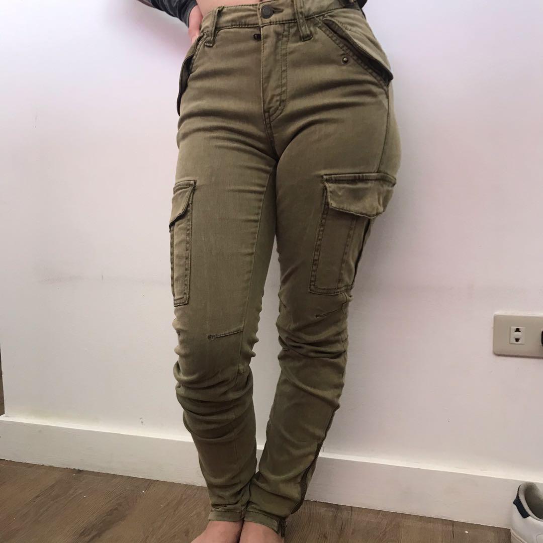 https://media.karousell.com/media/photos/products/2021/4/14/army_green_fitted_cargo_pants__1618407182_c66128f5_progressive.jpg