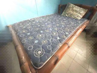 Bamboo bed with foam lining