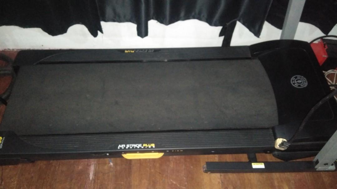 Gold s Gym Treadmill 430i Sports Equipment Exercise Fitness