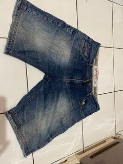 jeans pendek slim cut size 32