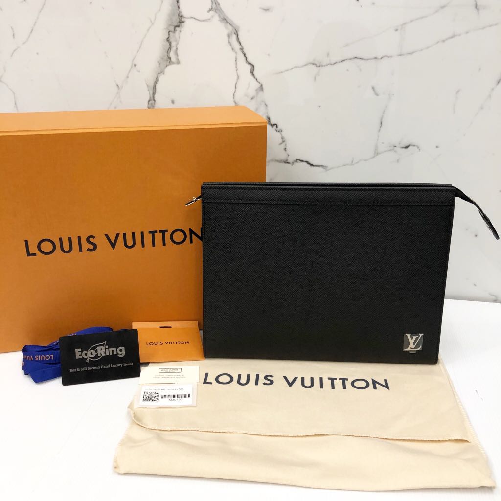 Louis Vuitton Lv M30450 Pochette Voyage Taiga Noir Black Leather