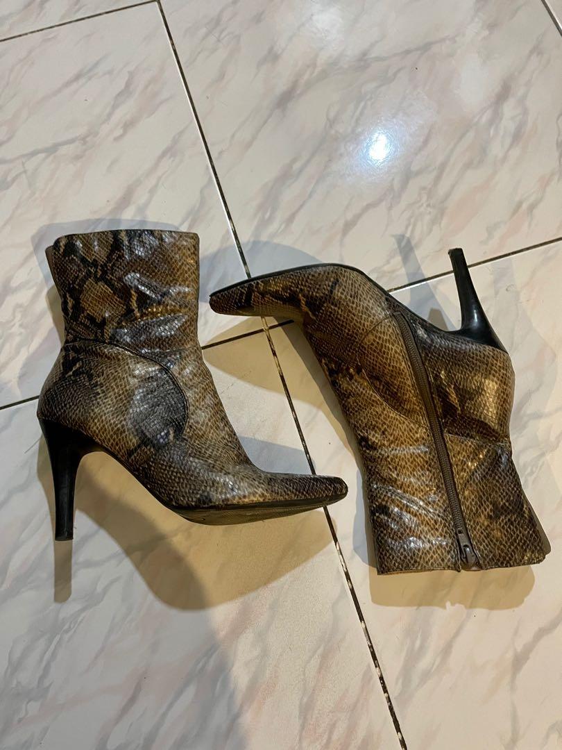 Nine West Snake Skin Boots (Category: Boots) located in Pasay City. Submitted by pixie2a (Listing ID 1081519900, Image 2). Description: Size 8 Used Once No Flaws Rfs: Decluttering .