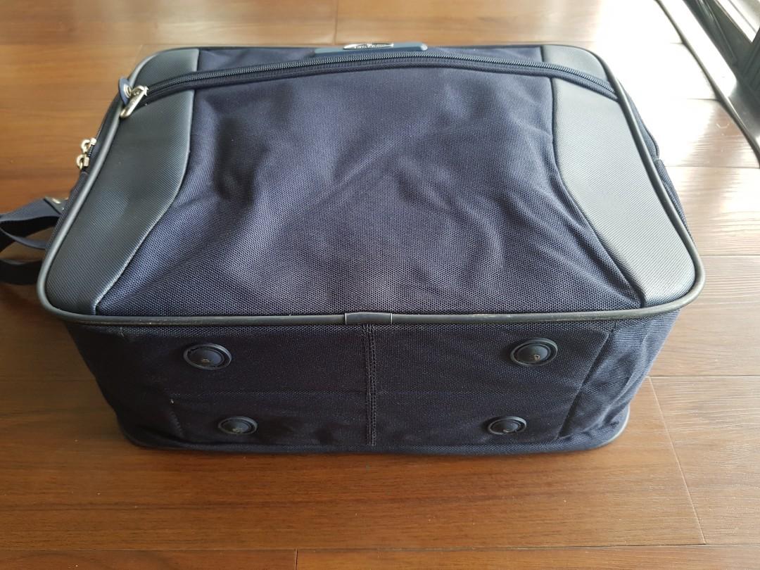 Samsonite laptop bag (Category: Laptop Bags & Sleeves) located in Quezon City. Submitted by uniquemumsph (Listing ID 1081467339, Image 3). Description: almost new authentic Samsonite laptop bag Alaska blue for 14inches screen or smaller rfs decluttering.