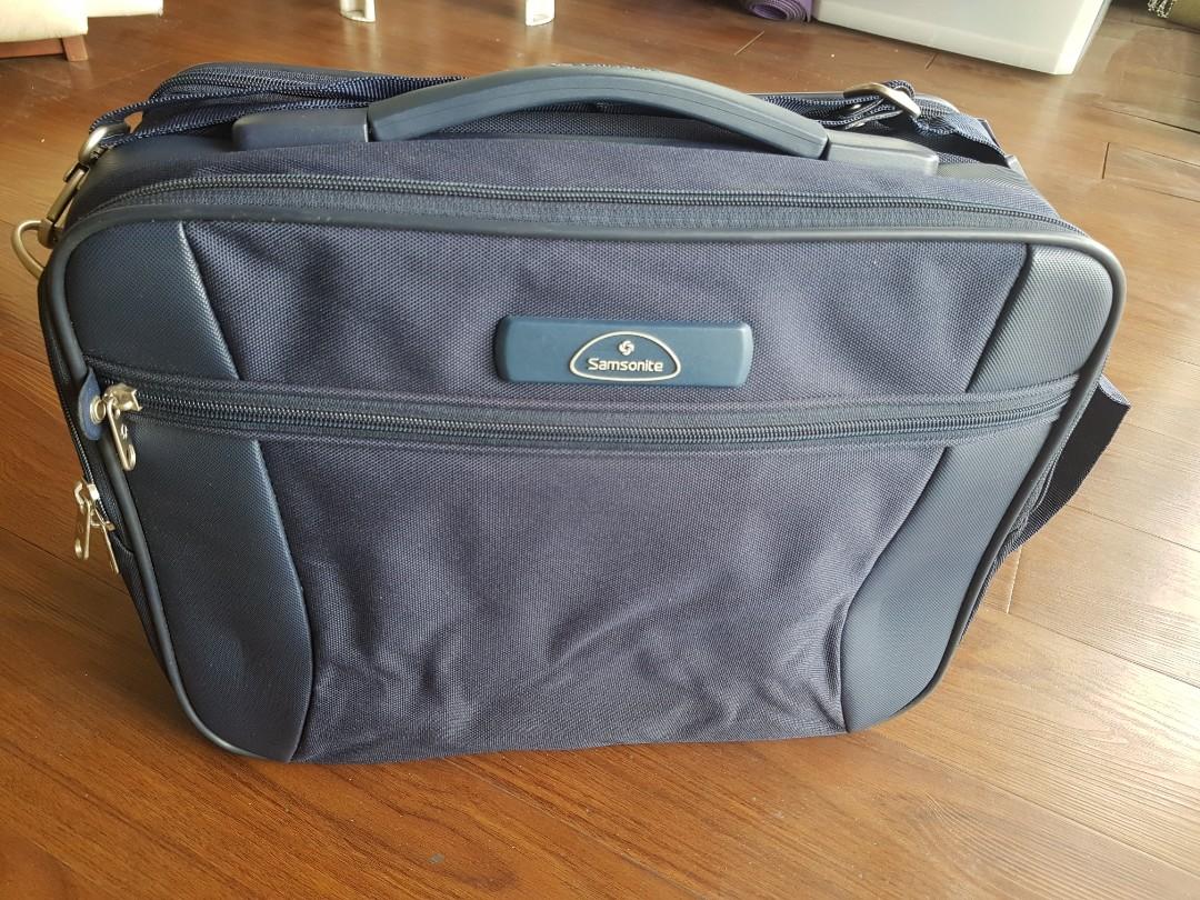 Samsonite laptop bag (Category: Laptop Bags & Sleeves) located in Quezon City. Submitted by uniquemumsph (Listing ID 1081467339, Image 1). Description: almost new authentic Samsonite laptop bag Alaska blue for 14inches screen or smaller rfs decluttering.