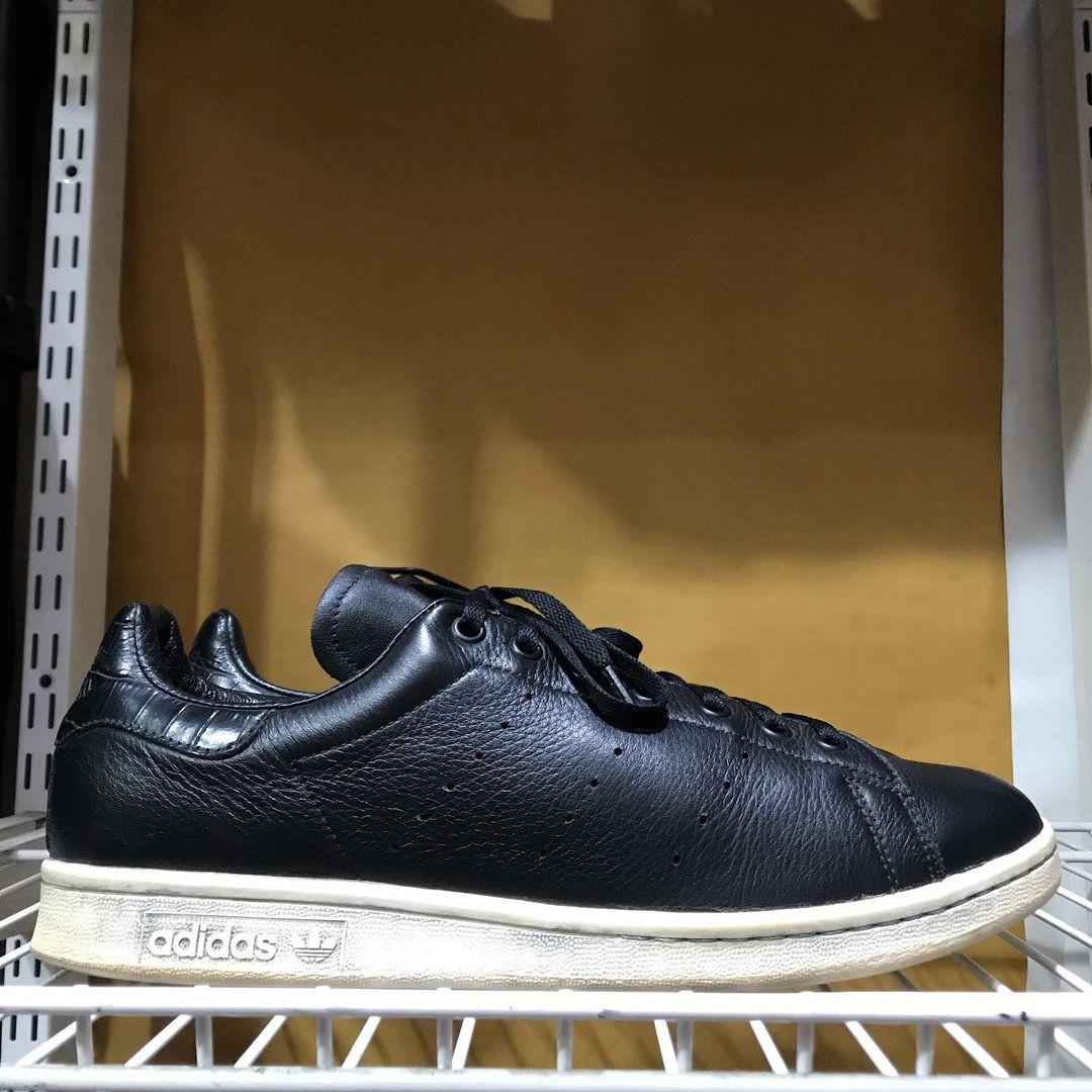 size 46) Adidas Stan Smith black bz0467 leather Made in india, Fesyen Pria,  Sepatu , Sneakers di Carousell
