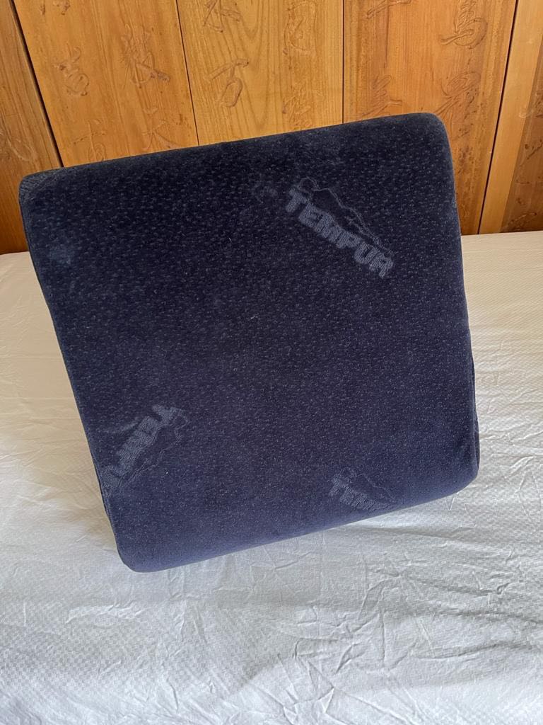 TEMPUR BED WEDGE, Health & Nutrition, Assistive & Rehabilatory Aids