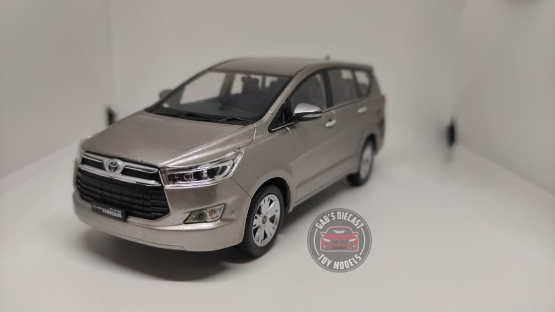 Tomica toyota innova 2025