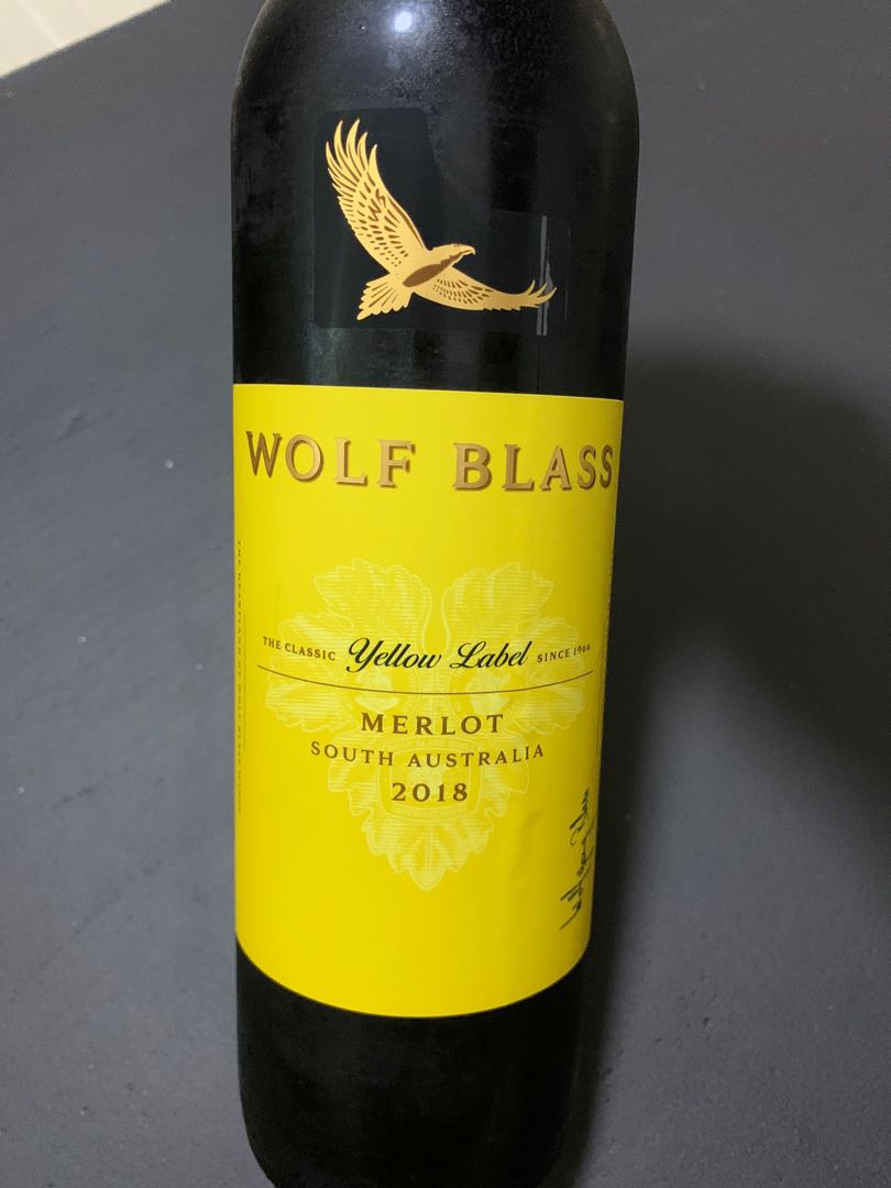 Wolf blass yellow label (Merlot - 2018), Food & Drinks ...