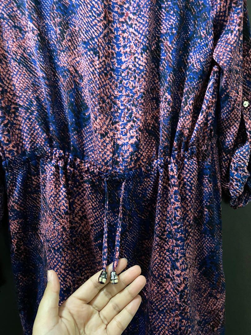 Blouse (Category: Blouses) located in Kuala Lumpur. Submitted by maryahanaffi (Listing ID 1081707751, Image 3). Description: Something borrowed top 9/10 good condition Fabric satin silk (comfy, cold material, nice colour) Letgo coz i gain weight No fussy buyer pls. Fast payment..