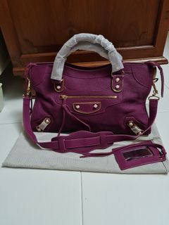 (Category: ) located in . Submitted by prettyshoes (Listing ID 1081784831, Image 1). Description: .