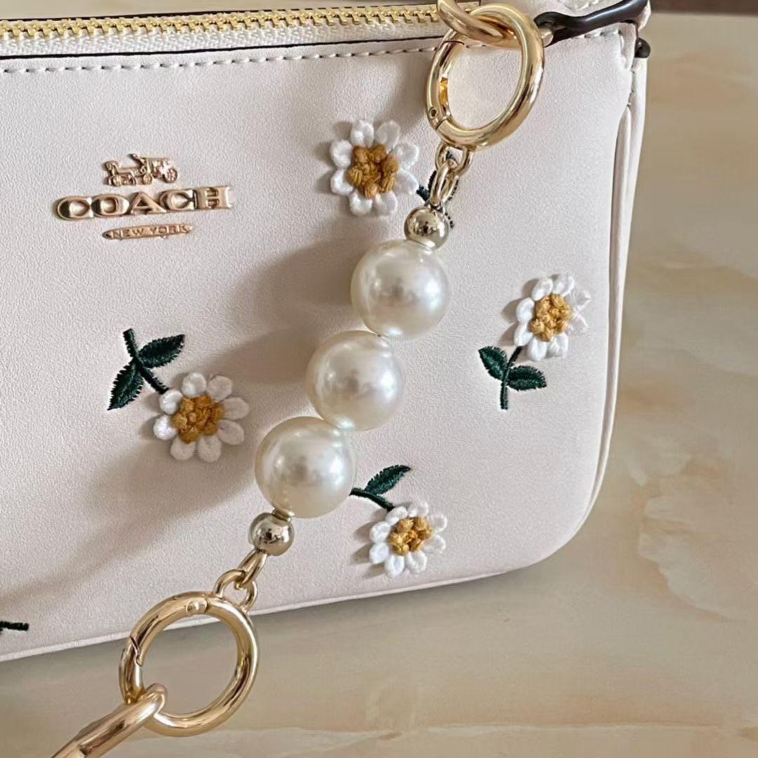 coach nolita 19 with daisy applique