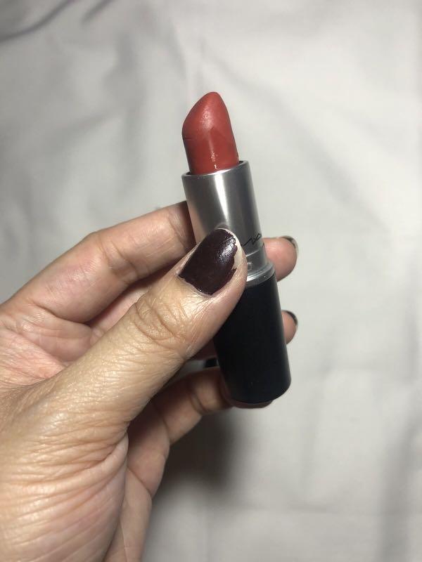 Authentic Mac Chili Lipstick (Category: Makeup) located in Caloocan City. Submitted by jbboby (Listing ID 1081751884, Image 1). Description: Used for a couple of times as you can see in the picture. Item will be sanitized before shipping to the buyer..