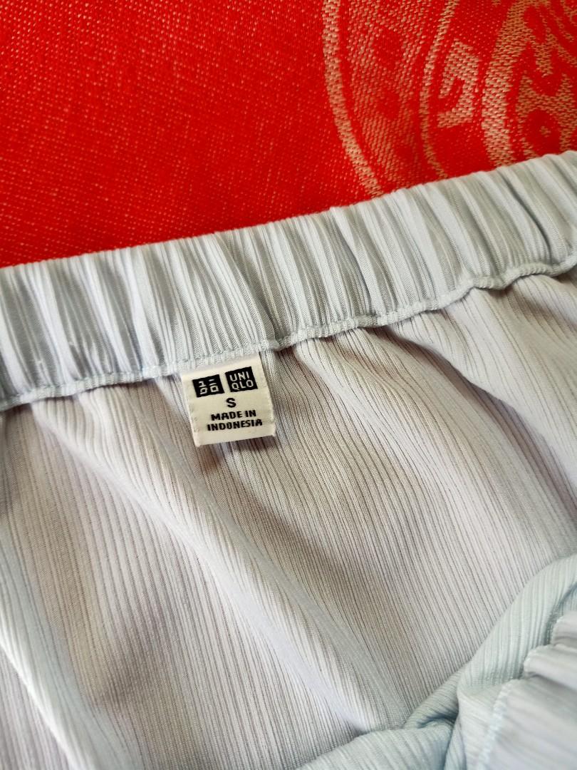 Uniqlo Blue Off Shoulder Top (Category: Blouses) located in Paranaque City. Submitted by destashdeclash (Listing ID 1081690755, Image 2). Description: slightly used only 👍💕.