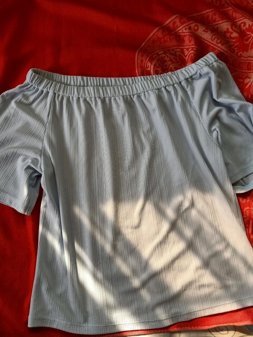 Uniqlo Blue Off Shoulder Top (Category: Blouses) located in Paranaque City. Submitted by destashdeclash (Listing ID 1081690755, Image 1). Description: slightly used only 👍💕.