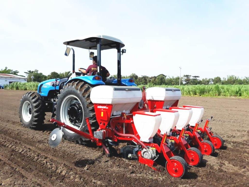 4 ROWS CORN PLANTER, Commercial & Industrial, Industrial Equipment on