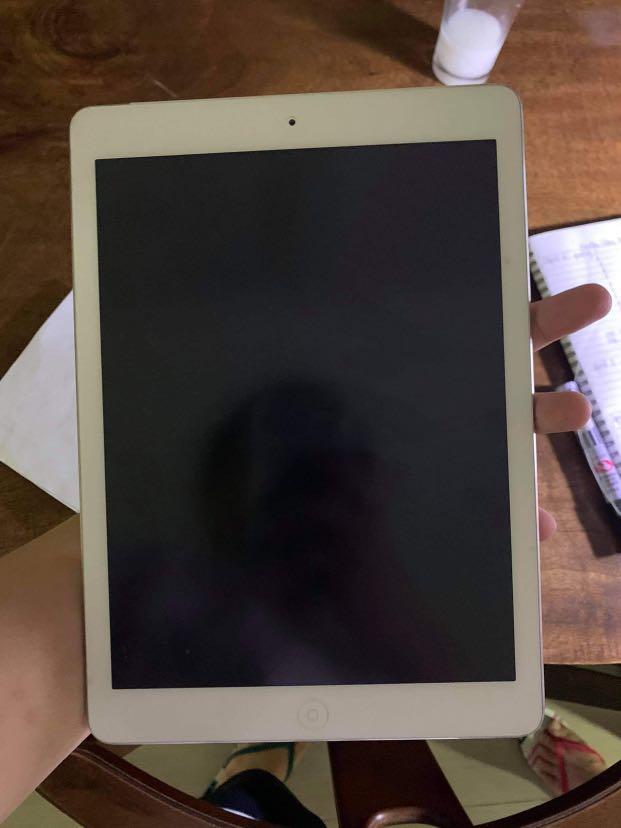 Ipad Air 1 32 gb Wifi only (Category: iPad) located in Mandaluyong City. Submitted by declutter.mac (Listing ID 1082187695, Image 1). Description: No issues, no scratches sa screen Small dent sa lower right corner, not visible with case. Seldom used No box included, I lost the box sa old house namin..
