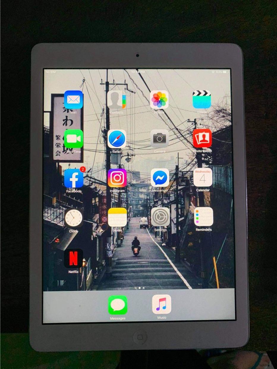 Ipad Air 1 32 gb Wifi only (Category: iPad) located in Mandaluyong City. Submitted by declutter.mac (Listing ID 1082187695, Image 3). Description: No issues, no scratches sa screen Small dent sa lower right corner, not visible with case. Seldom used No box included, I lost the box sa old house namin..