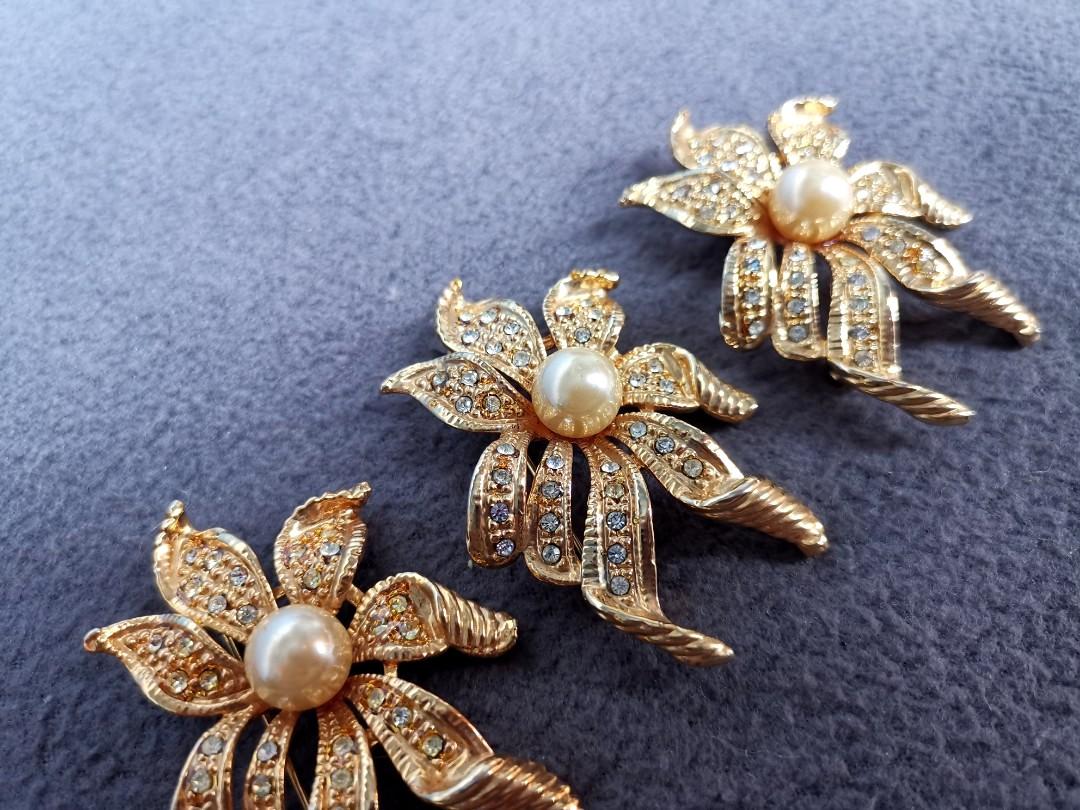 Kerongsang Denni Pearl Flower Brooch With Stones Set Of 3