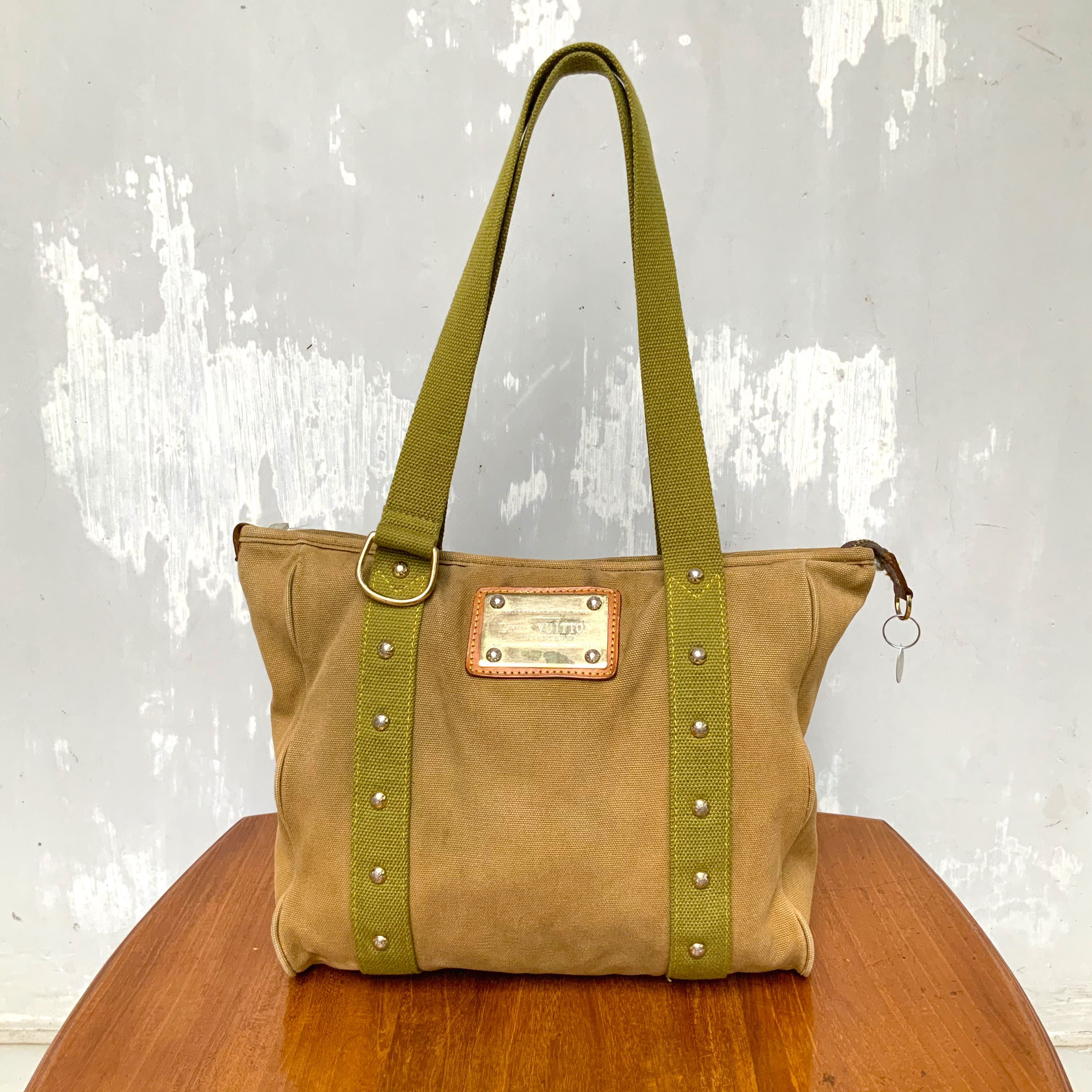 Antigua handbag Louis Vuitton Brown in Cotton - 38322099