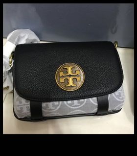 (Category: ) located in . Submitted by yeye.wardrobe (Listing ID 1082182339, Image 1). Description: .
