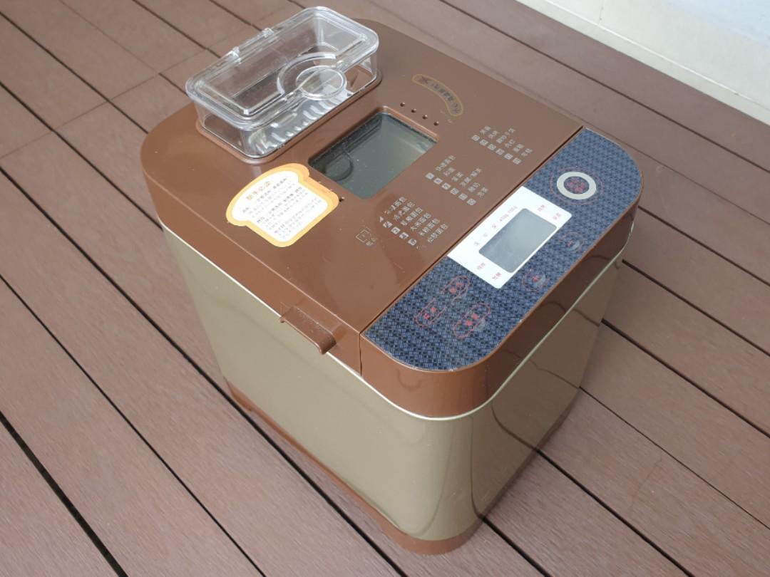 Bread Maker (Category: Coffee Machines & Makers) located in Singapore. Submitted by duckvader (Listing ID 1082285296, Image 3). Description: used bread maker. under utilised. used probably less than 10 times. approximate dimension 32cm(H) x 23cm (L) x 28cm (D).