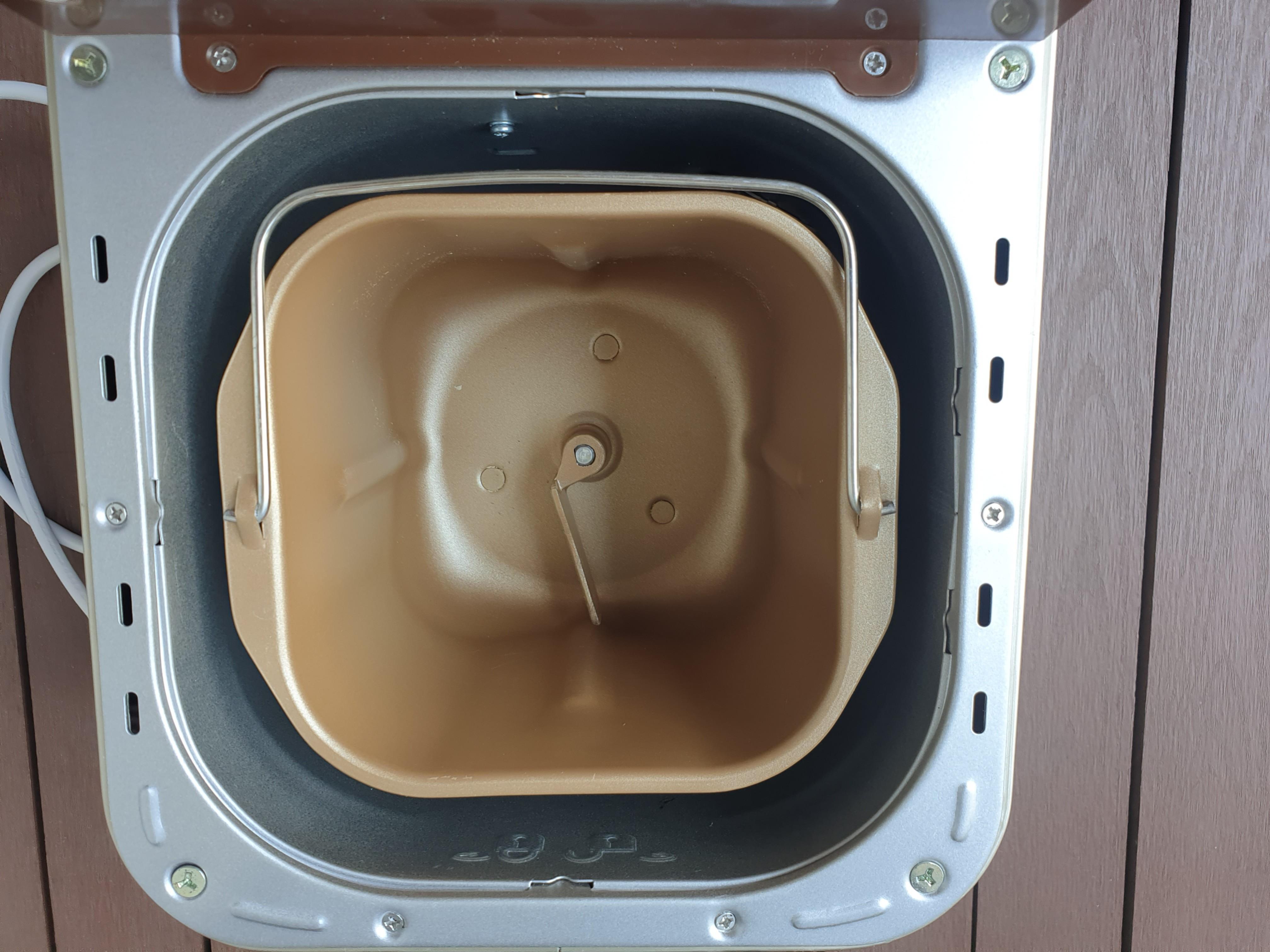 Bread Maker (Category: Coffee Machines & Makers) located in Singapore. Submitted by duckvader (Listing ID 1082285296, Image 5). Description: used bread maker. under utilised. used probably less than 10 times. approximate dimension 32cm(H) x 23cm (L) x 28cm (D).