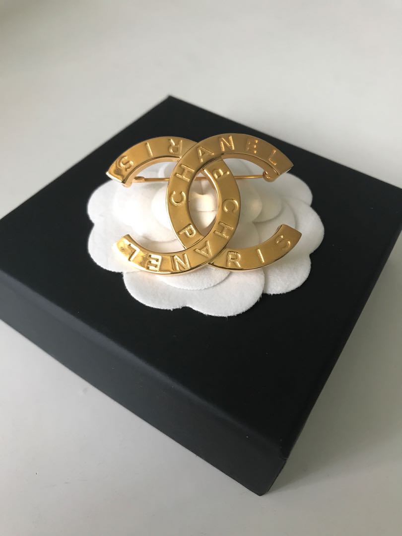 *on hold*CHANEL 21V Gold CC Brooch, Women's Fashion, Jewelry & Organisers, Brooches  on Carousell