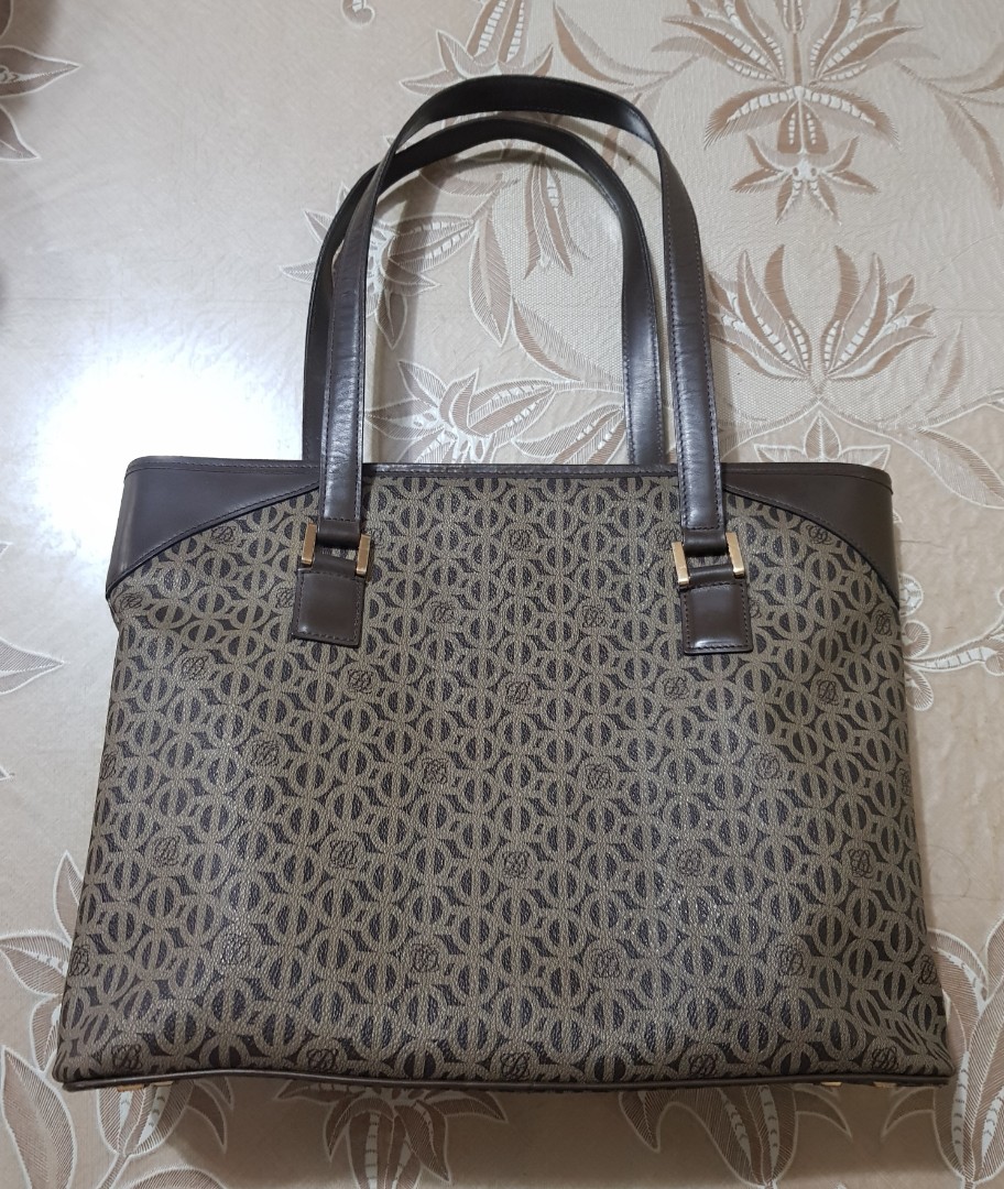 LQ Signature Tote Bag, Women's Fashion, Bags & Wallets, Tote Bags on  Carousell