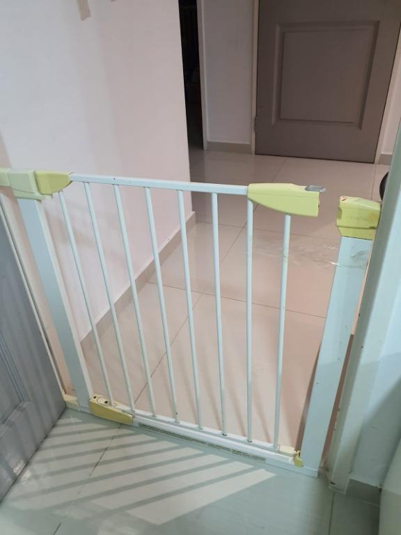 Munchkin AutoClose Metal Gate (Authentic), Babies & Kids, Bathing