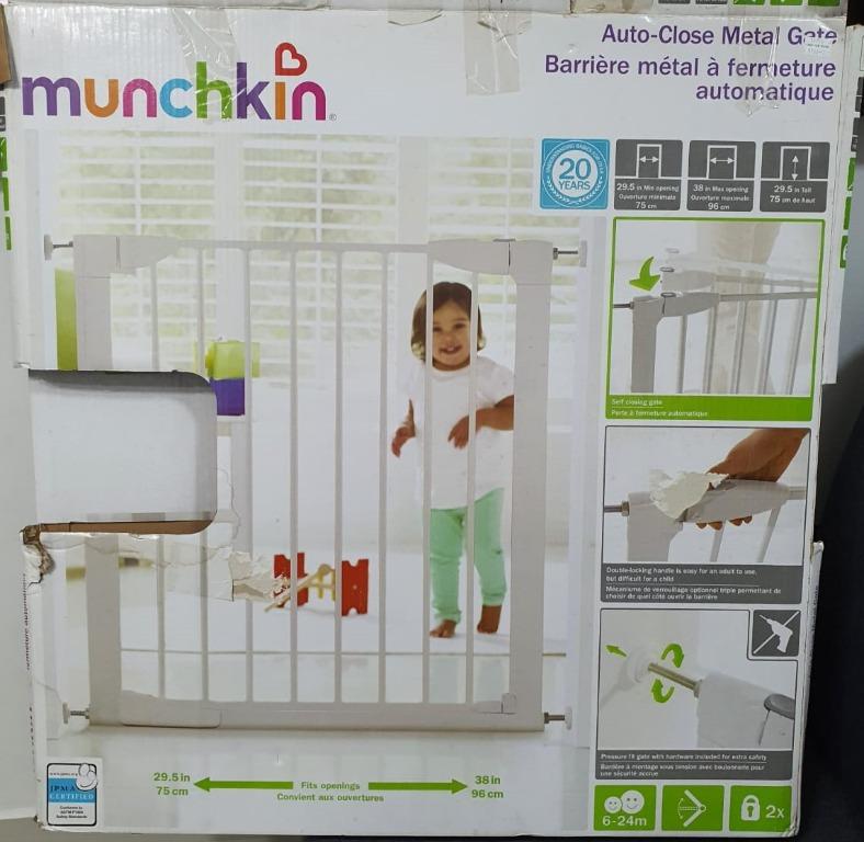 Munchkin AutoClose Metal Gate (Authentic), Babies & Kids, Bathing