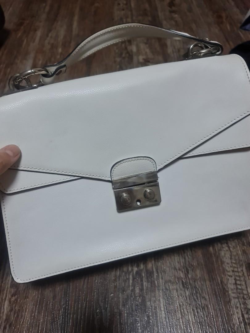 Piumelli Hand Bag White (Category: Luxury Bags & Wallets) located in Pasig City. Submitted by jinkookkart (Listing ID 1082330906, Image 1). Description: Piumelli Milano Hand Bag - bought this in Milan back in 2019 - used once :( - no lowballers pls :( all our bags were well taken care of - includes dustbag MOP: GCASH / METROBANK MOD: GGX / SDD / SHOPEE.