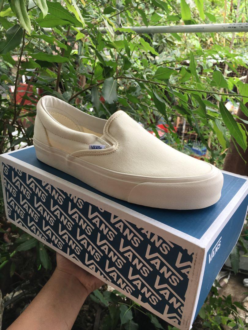 Vans vault slip on white top