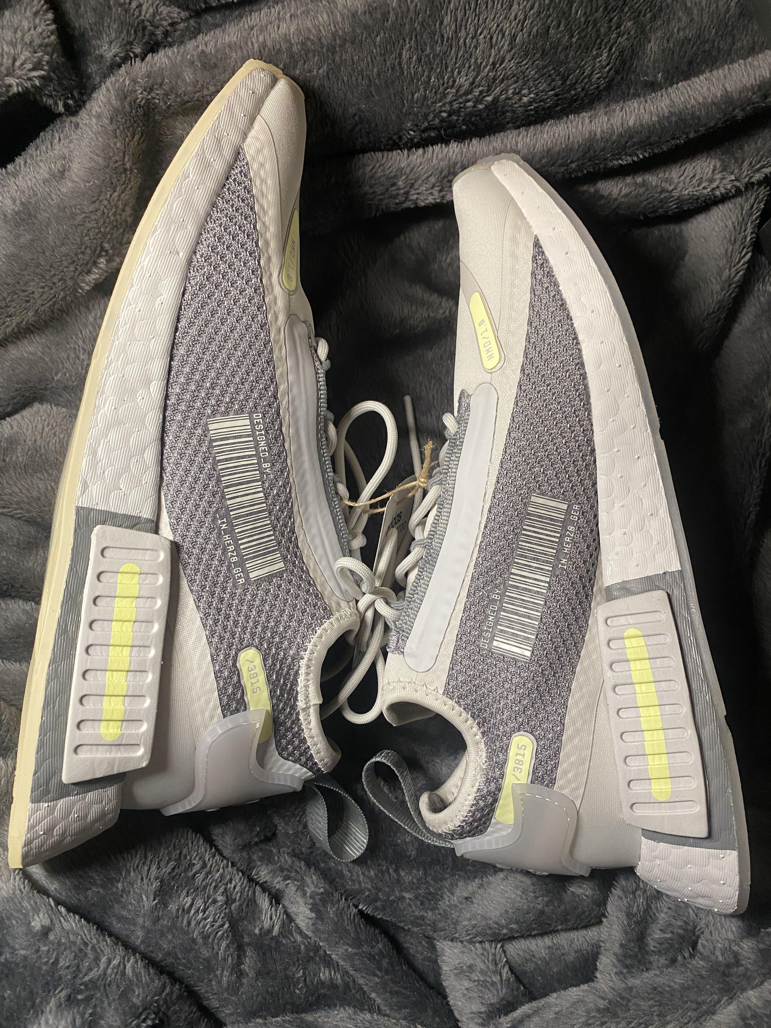 nmd r1 spectoo on feet