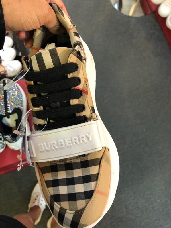 Burberry store sport shoes