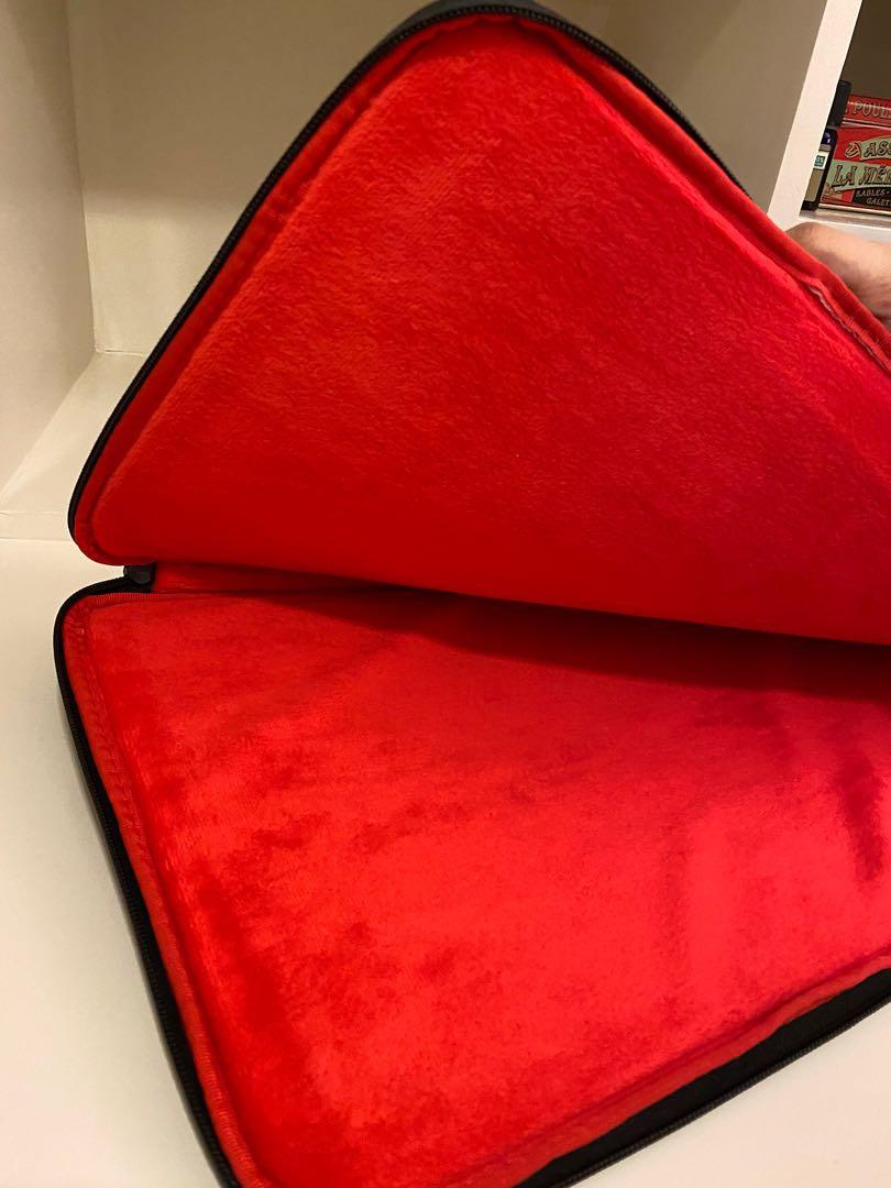 Incipio Macbook Pro Sleeve Case 15” (Category: Laptop Bags & Sleeves) located in Manila. Submitted by dmmr92 (Listing ID 1082443272, Image 2). Description: Thickly padded. Only used for a few days as a temporary sleeve before my other sleeve arrived..