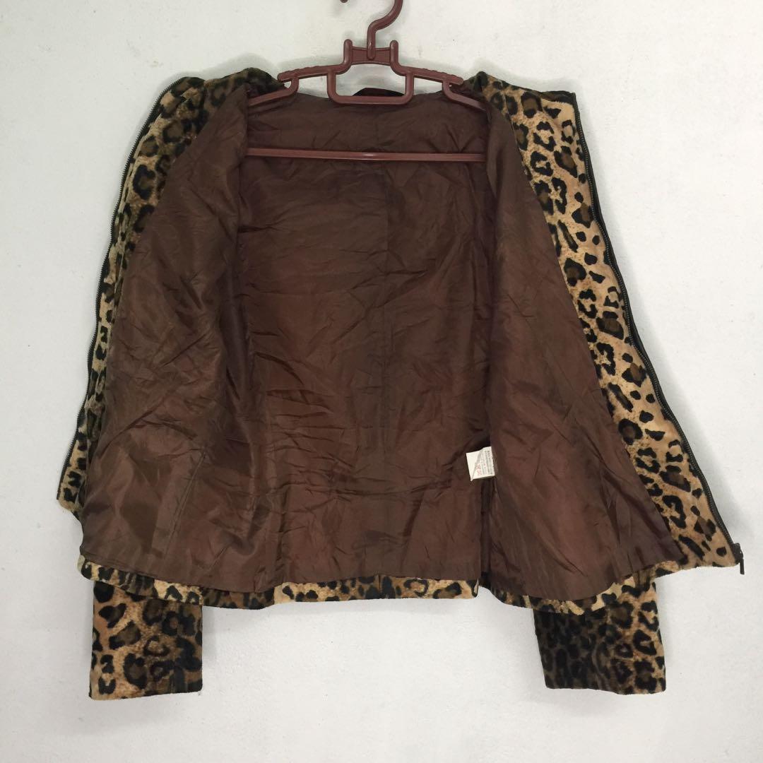Leopard Jacket (Category: Coats, Jackets and Outerwear) located in Besut. Submitted by rnef_bundle (Listing ID 1082448024, Image 3). Description: 🔥 🔥 🔥 🔥 KINDLY TO READ DESCRIPTION CAREFULLY BEFORE BUYING!! DESCRIPTION please see the pictures CONDITION: Used but in good condition. See our listing pictures for full details and description of any imperfections. Shipping 👉🏿The item buy will be shipped by J&T Express it take 2-4 working days to